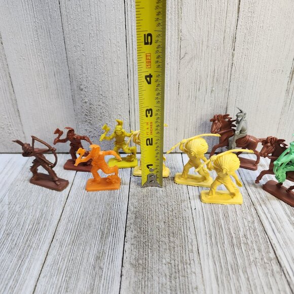 Vintage Mixed Indians and Horses Figures Toys Plastic - Lot Of 9 - Picture 4 of 4